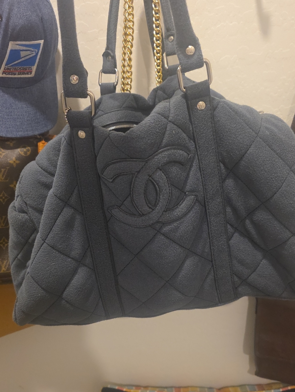CHANEL Quilted Shoulder Bag in Charcoal